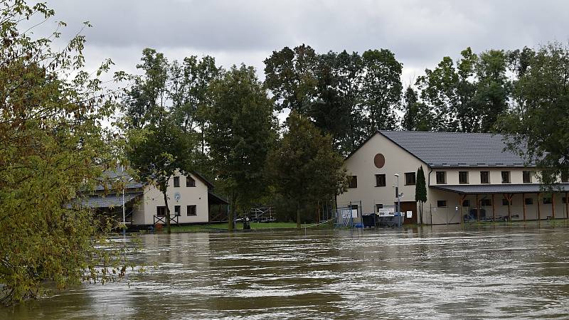 Rozvodněná Morava v Kojetíně, zaplavila třeba i fotbalové hřiště nebo loděnici. 15.10. 2020