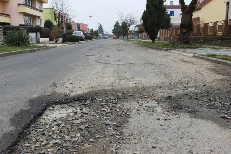 Lidé v Kozlovicích sepsali petici. Chtějí opravit poničenou vozovku i chodníky v ulici Na Zábraní.