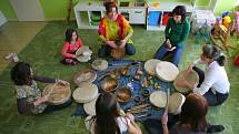 Muzikoterapeutka a arteterapeutka používala k předjarní meditaci šamanské bubny a vytváření mandal