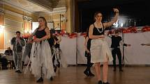 Tanečním vystoupením a slavnostním předáváním stužek studentům třídy 4. B přerovského Gymnázia Jakuba Škody odstartovala letošní nabitá plesová sezona v Městském domě.