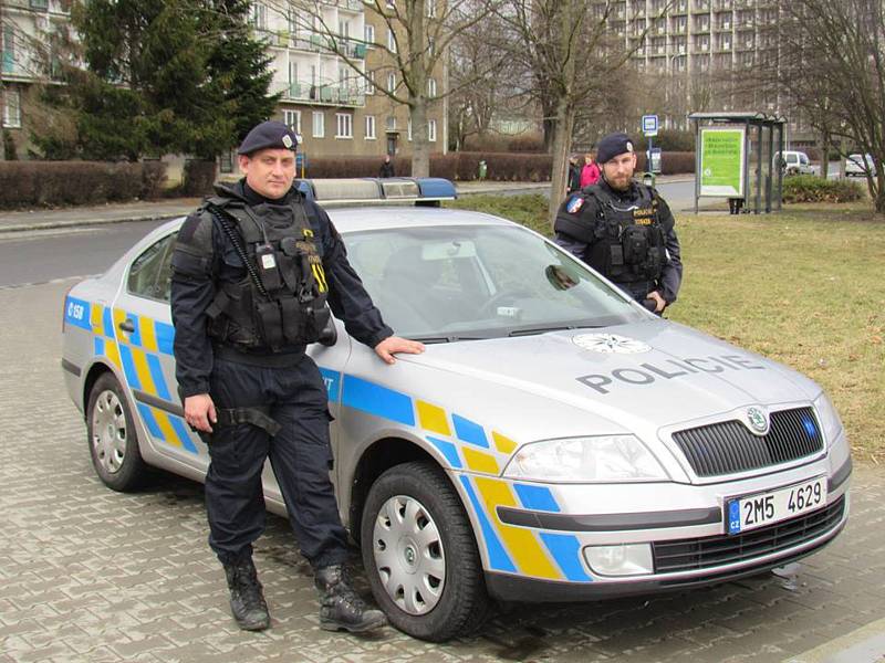 Policisté z Obvodního oddělení policie Přerov 1 Milan Fajkus (na snímku vlevo) a Petr Okáč zachránili život mladíkovi, který se topil v řece Bečvě.