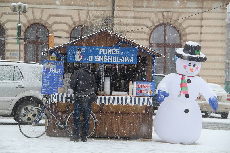 Spolu s rozvolněním vládních opatření se ve čtvrtek ráno zasypal Přerovsko letošní první sníh. Do adventní atmosféry se zahalilo i Masarykovo náměstí v Přerově, kde se otevřely vánoční trhy a lidé si mohli dát konečně u stánků oblíbený punč.