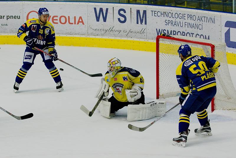 Hokejisté Přerova (v modrém) proti Ústí nad Labem (7:4).