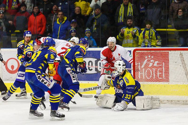 Hokejisté HC Zubr Přerov (v modrém) ve 3. čtvrtfinále WSM ligy proti pražské Slavii.