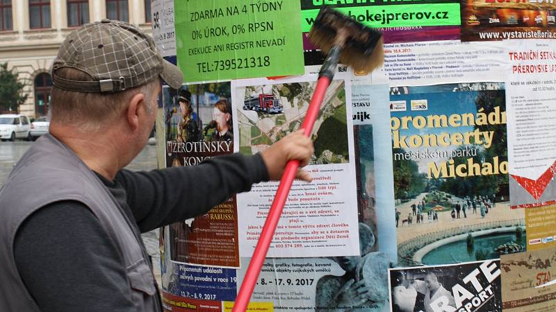 Primátor Přerova Vladimír Puchalský nechal ve městě vylepit plakáty s kontaktem na Děti Země, které blokují stavbu dálnice D1 Říkovice - Přerov.