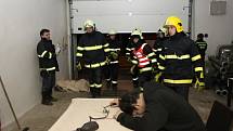 Noční část sobotní soutěže hasičské všestrannosti Radslavská přilba – první pomoc při úrazu elektrickým proudem