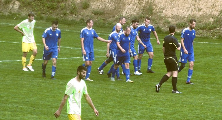 Fotbalisté Kovalovic (v modrém) proti Opatovicím.