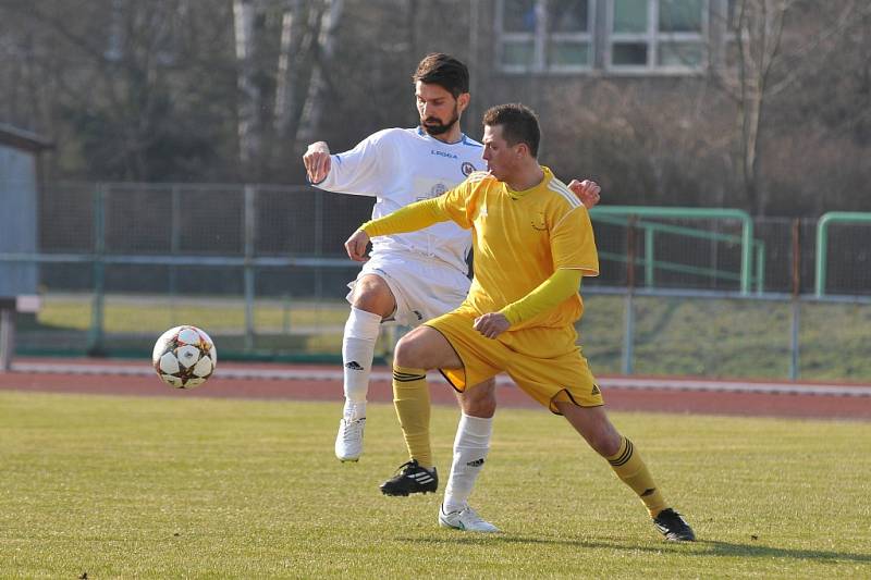 V prvním soutěžním zápase jara si Přerovští fotbalisté (v bílém) poradili s Velkými Karlovicemi 2:0. 