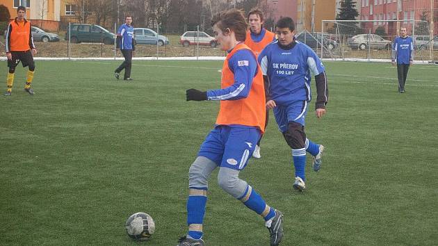 Starší dorost 1.FC Přerov (v rozlišovácích) sice na svém turnaji zesměšnil Viktorii Přerov deseti brankami, na druhý den ale podlehl v Kroměříží svým vrstevníkům vysoko 1:6.