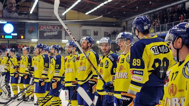 Přerovští hokejisté (ve žlutém) proti Ústí nad Labem. Milan Řehoř. 