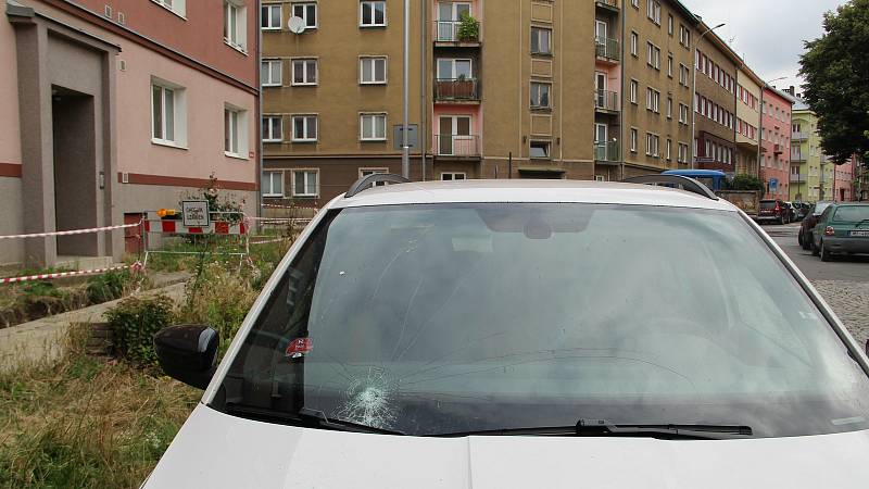 Policisté vyjížděli ve středu v noci k dalšímu incidentu znesvářených rodin Olašských Romů - z okna domu v Bratrské ulici házeli rozvášnění Romové nejrůznější předměty, které poničily i zaparkovaná auta.