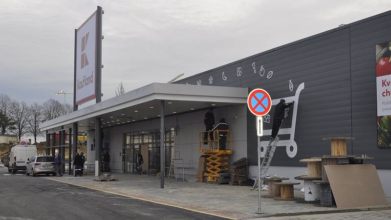 Nové nákupní centrum vyrostlo v areálu bývalých Želatovských kasáren v Přerově