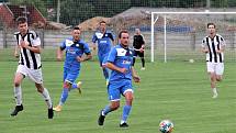 Fotbalisté FC Želatovice v přípravném utkání s 1. FC Viktorie Přerov (v modrém). Pavel Šišlák