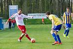 Fotbalisté Kozlovic (v pruhovaném) proti Valašskému Meziříčí. Foto: Deník/Jan Pořízek