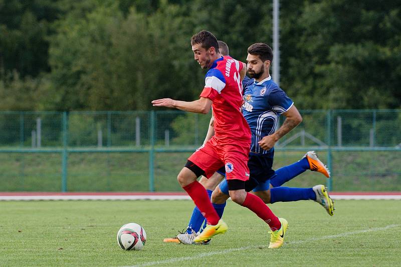 Fotbalisté 1. FC Viktorie Přerov (v modrém) proti Černovíru.