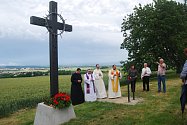 Uctění obětí hromadné popravy 267 karpatských Němců u památníku na Švédských šancích