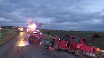 K vážné nehodě vyjížděli v pondělí před čtvrtou hodinou odpoledne lékaři záchranky a hasiči. Na silnici u Staré Vsi na Přerovsku se střetla dvě osobní auta a zdravotníci z místa odváželi několik zraněných. 