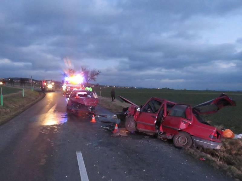 K vážné nehodě vyjížděli v pondělí před čtvrtou hodinou odpoledne lékaři záchranky a hasiči. Na silnici u Staré Vsi na Přerovsku se střetla dvě osobní auta a zdravotníci z místa odváželi několik zraněných. 