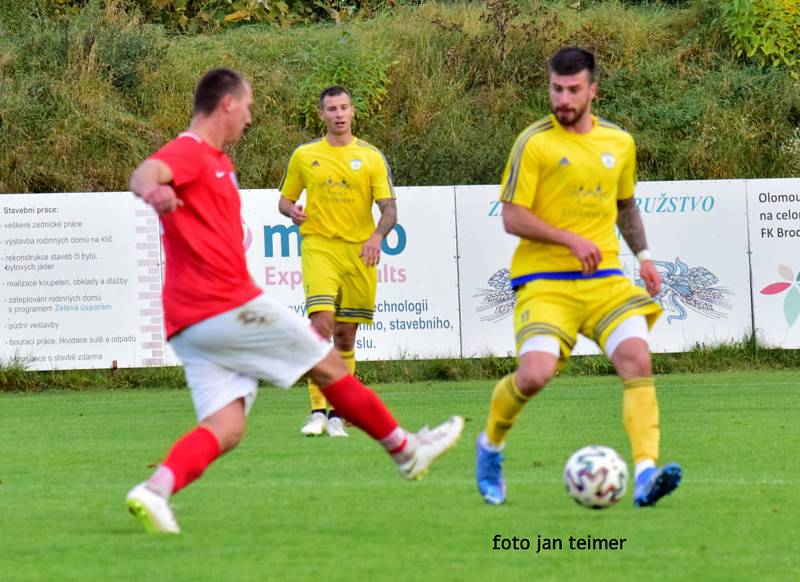 Fotbalisté Šternberka (ve žlutém) vyhráli v Brodku u Přerova 2:1. Patrik Hustý