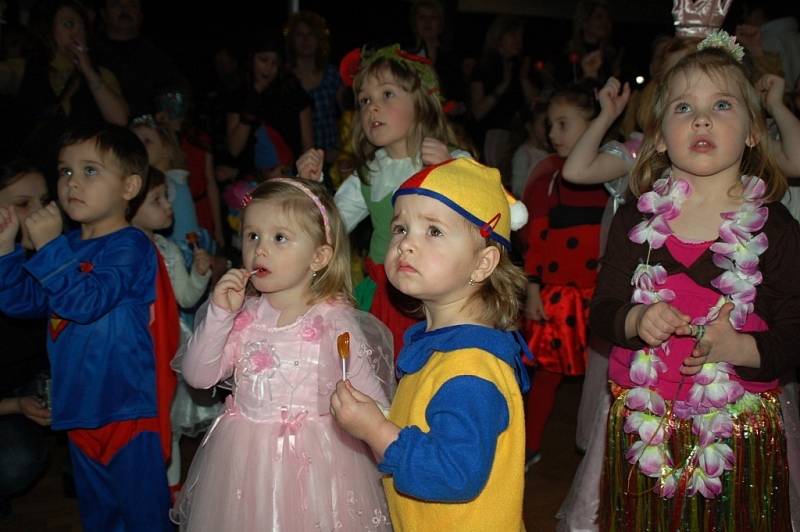 Karneval, který v neděli odpoledne uspořádal pro děti zpěvák Pavel Novák ml., přivedl do varu nejen ratolesti, ale i jejich maminky