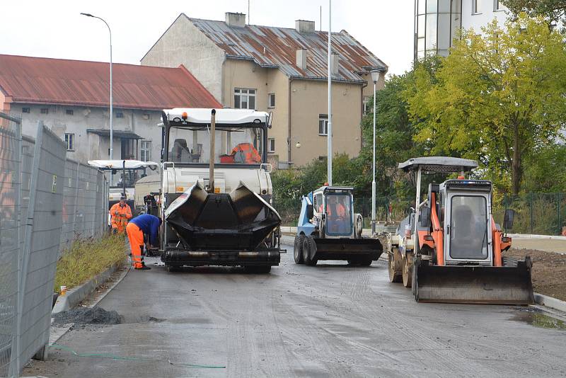 Pokládkou asfaltového koberce na druhé polovině silnice pokračují práce na stavbě průpichu u přerovského nádraží. 29. 9. 2022