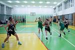 Basketbalistky TBS Přerov (v černém) v utkání s Bruntálem.