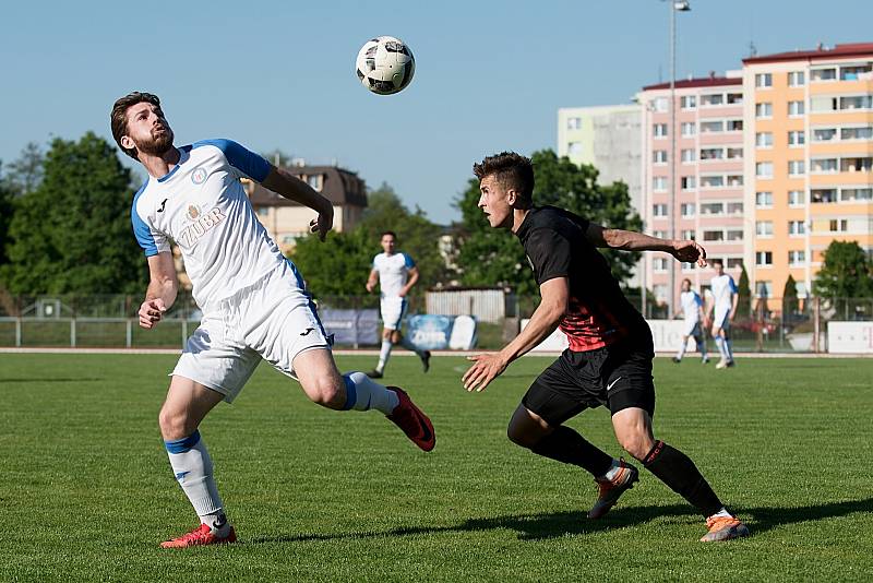 Fotbalisté Přerova (v bílém) proti B-týmu Opavy.