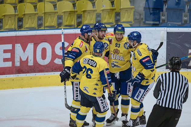 Hokejisté Přerova (ve žlutém) v přípravném utkání proti Šumperku.