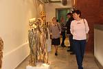 Ve čtvrtek odstartovala v Galerii města Přerova nová výstava, propojuje malbu a dřevěné sochy