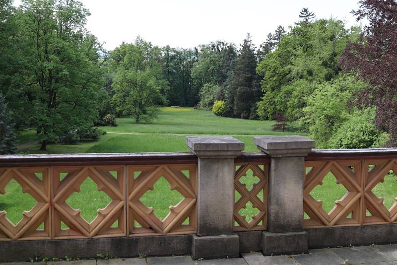 Zámek a park Lešná u Valašského Meziříčí.