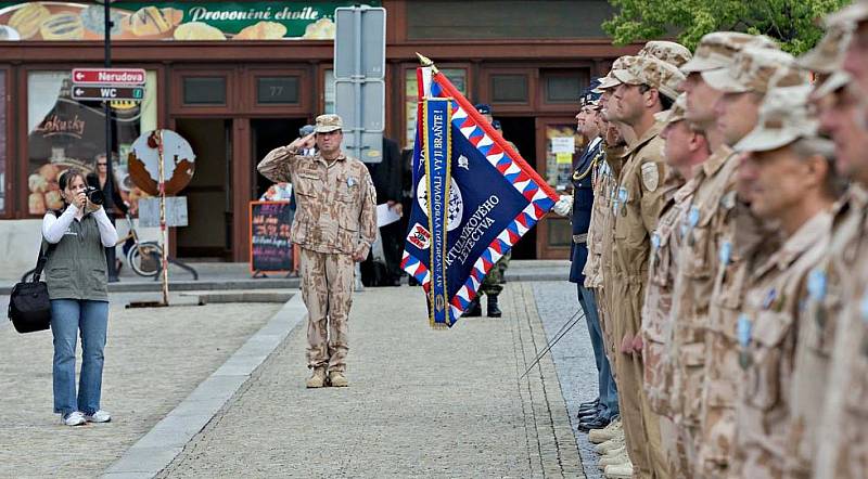 Slavnostní nástup příslušníků 5. vrtulníkové jednotky po návratu z Afghanistánu na náměstí T. G. M. v Lipníku nad Bečvou