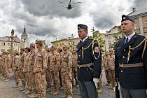 Slavnostní nástup příslušníků 5. vrtulníkové jednotky po návratu z Afghanistánu na náměstí T. G. M. v Lipníku nad Bečvou