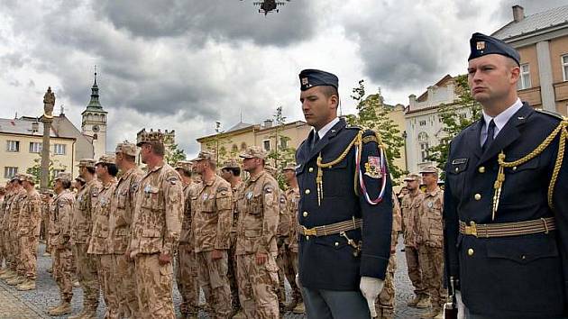 Slavnostní nástup příslušníků 5. vrtulníkové jednotky po návratu z Afghanistánu na náměstí T. G. M. v Lipníku nad Bečvou