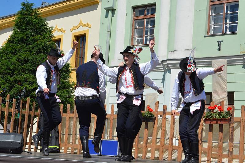 Folklorní festival v Přerově se vydařil. V hlavním programu na Horním náměstí se v sobotu odpoledne vystřídalo několik souborů, 11. 6. 2022