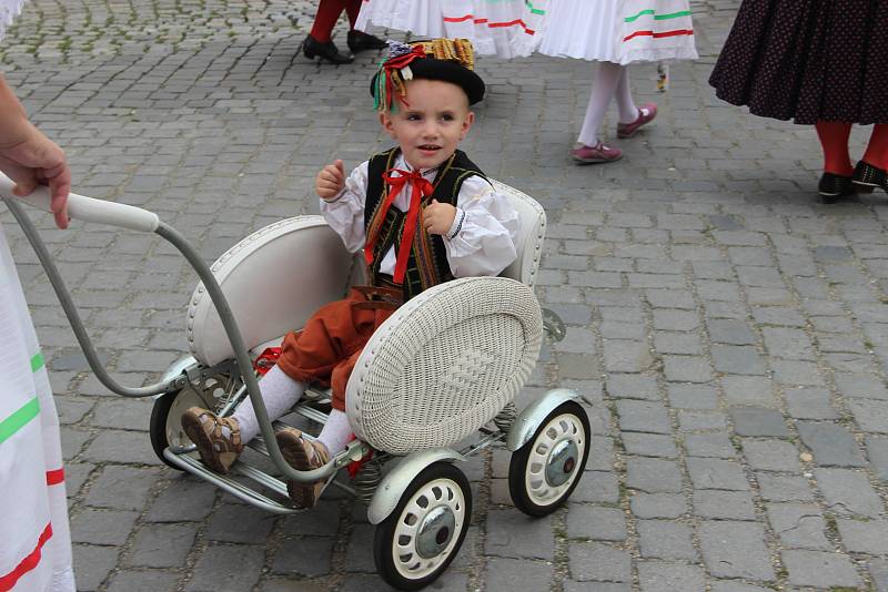 Velkolepý průvod krojovaných Hanáků městem a Ječmínkova jízda králů - takový byl vrchol Kojetínských hodů, které trvaly tři dny. Průvod si nenechaly ujít stovky místních lidí.