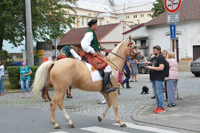 Hody v Kojetíně v neděli zpestřila tradiční Ječmínkova jízda králů a do ulic vyrazily na dvě stovky krojovaných Hanáků.