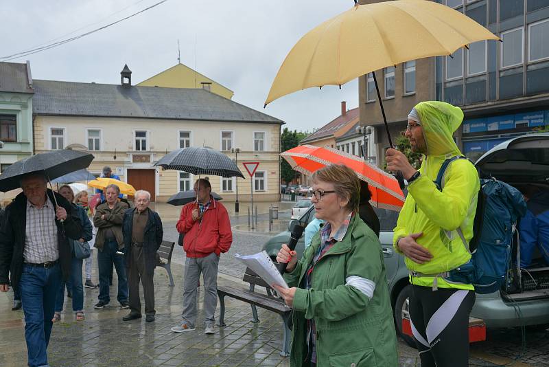 Na dvě stovky lidí přišly v úterý vpodvečer na Masarykovo náměstí v Přerově, aby podpořili celorepublikový protest za nezávislost justice, který organizuje spolek Milion chvilek pro demokracii.