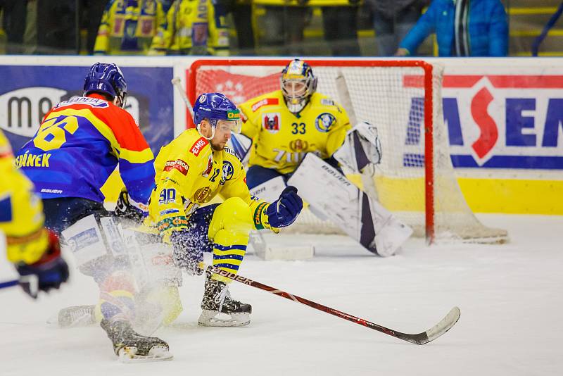 Hokejisté Přerova (ve žlutém) porazili v domácím utkání České Budějovice 2:1