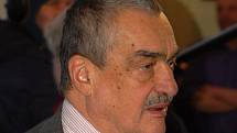 Karel Schwarzenberg v legendární hospůdce U Olinka ve Lhotce u Přerova 