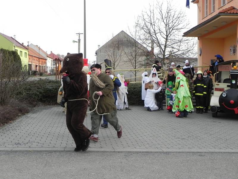 Vodění medvěda a pochování basy v Tučíně