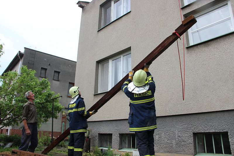 Poničené střechy rodinných domů, vyvrácené stromy a trámy, které se rozletěly jako třísky do okolí. Tak to vypadalo v pátek odpoledne v Uhřičicích na Kojetínsku, kterými se prohnala silná vichřice