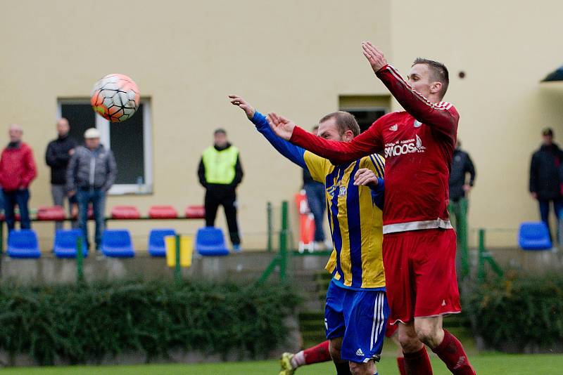 Fotbalisté FK Kozlovice (v modrožlutém) proti Ústí