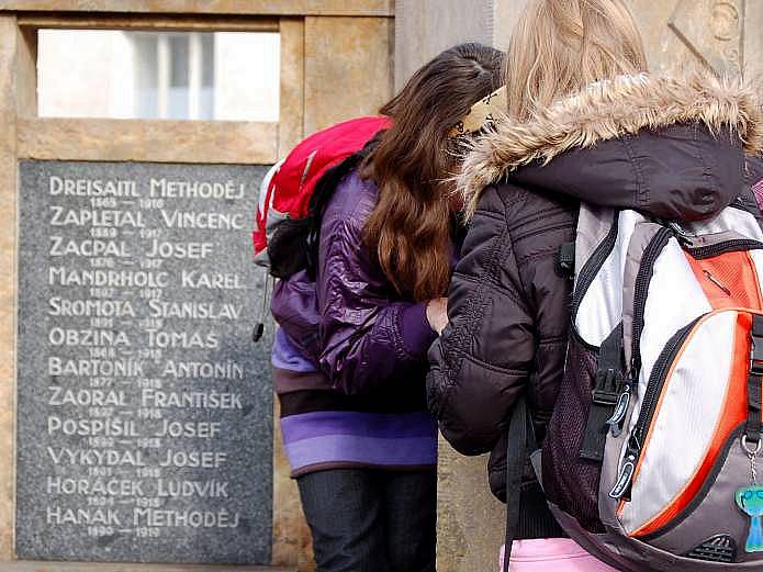 Žáci přerovské základní školy Trávník u památníku v Kokorách