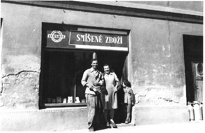 Obchod se smíšeným zbožím. Jednota byla ve Vinarech otevřena od roku 1953 do roku 1978. Obchod byl u Karla Machaly v domě s číslem popisným číslo 2.