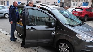 Senior taxi v Přerově rozšířilo své služby - město pořídilo další auto.