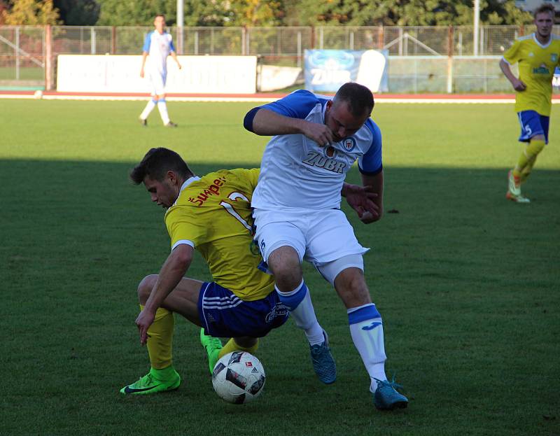 Fotbalisté Přerova (v bílém) podlehli FK Šumperk 1:2.