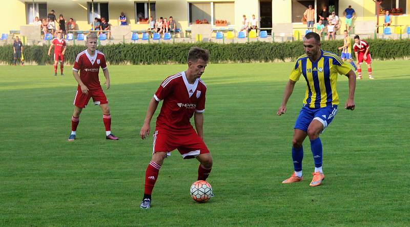 Přípravné utkání mezi fotbalisty Kozlovic a Uničova (v červeném).