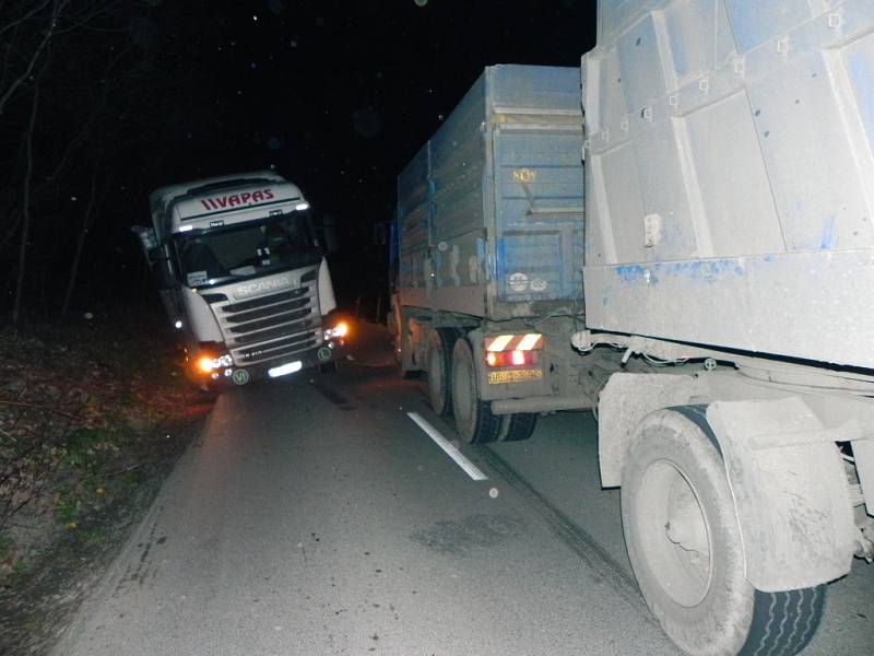 Kamiony jezdí přes chodníky, někdy kvůli vyhýbání skončí i v příkopě.