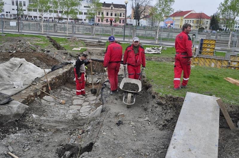 Stavebníci v lokalitě Na Marku odkryli renesanční uličku z kamenného štětu, která je jedním z nejvzácnějších archeologických objevů, učiněných před čtyřmi lety. V místech nyní vzniká nová venkovní expozice.