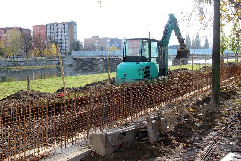 Stavba protipovodňové zídky na nábřeží Edvarda Beneše se rozběhla naplno – ustoupit jí musely první stromy, které byly v aleji vykáceny tento týden.